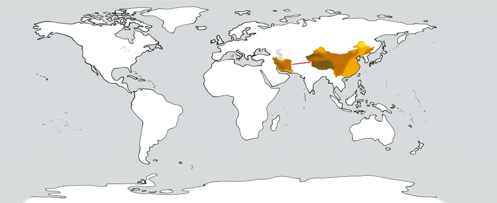 Eine weiße Weltkarte mit zwei goldenen Flecken in der Position des Irans und China. Ein roter Pfeil führt vom ersten zum zweiten.