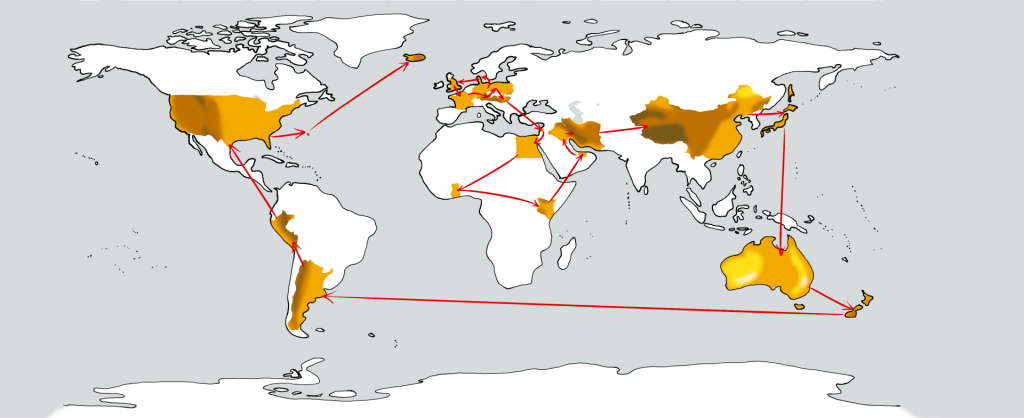 Eine weiße Weltkarte mit dreiundzwanzig goldenen Flecken in der Position der aufgeführten Länder. Ein roter Pfeil führt jeweils von Land zu Land.