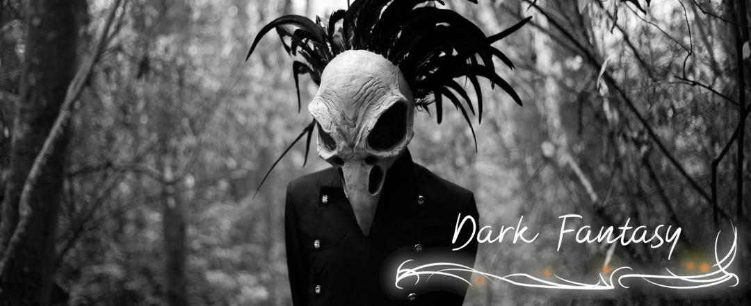 Gestalt mit Vogelmaske im düsteren Wald. Schwarz weiß gehalten. Beschriftung "Dark Fantasy" mit verschnörkeltem Eckrahmen.