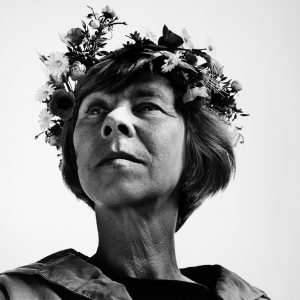 Schwarz-Weiß Bild von Tove Jansson mit Blumenkranz auf dem Kopf 1967
