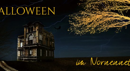 Goldener Schriftzug Halloween im Nornennetz Gruselhaus in der Nacht Goldener Weltenbaum wacht über alles